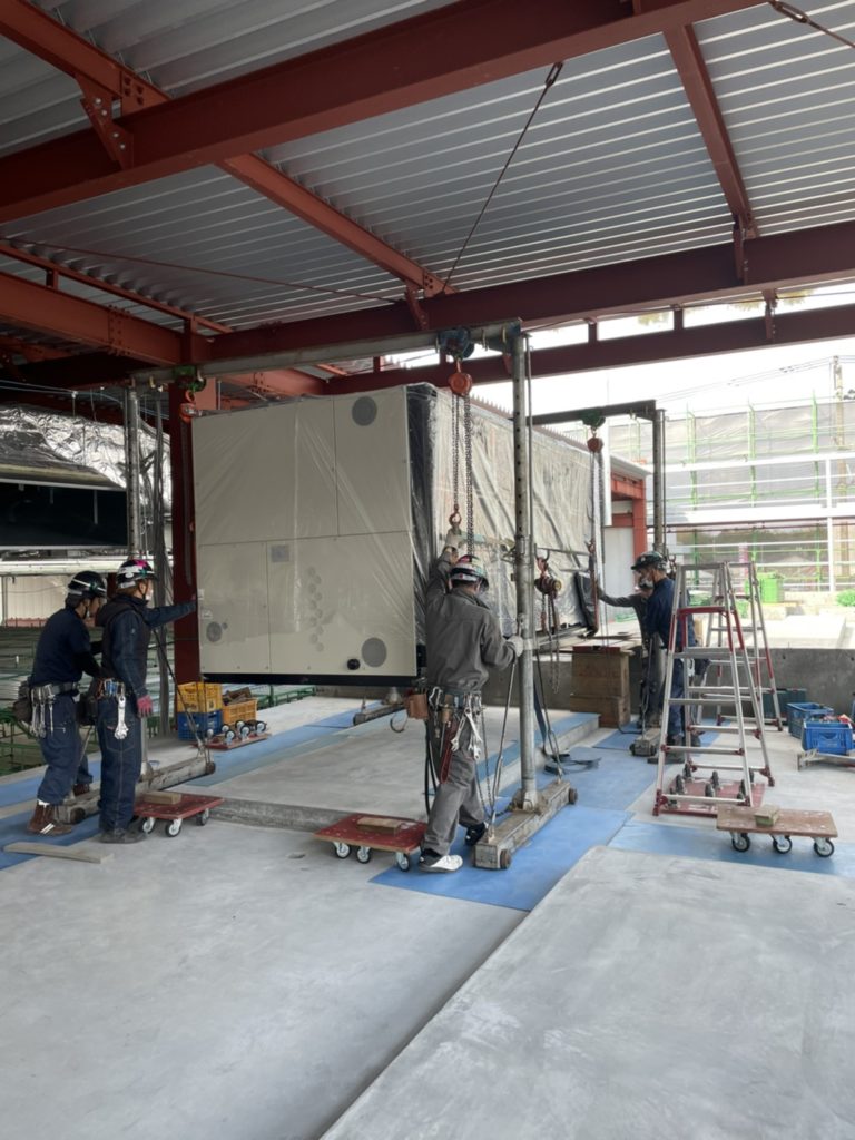 空調設備工事 設備用エアコン室内搬入風景 鹿児島市で空調設備工事は株式会社y Tecにお任せください